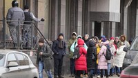 Kepanikan terlihat di sejumlah ATM maupun bank yang berada di wilayah Rusia. Antrean panjang terlihat di sana karena warga ramai-ramai hendak menarik uang mereka. AP Photo/Dmitri Lovetsky.