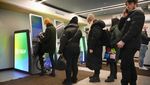 Ini yang Bikin Warga Rusia Panik Serbu ATM-Bank buat Tarik Uang
