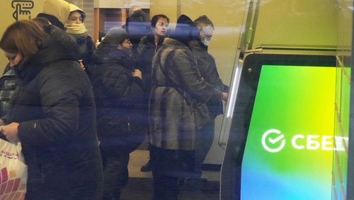 Dampak sanksi ekonomi terhadap Rusia imbas invasi ke Ukraina mulai terasa. Warga Rusia ramai-ramai datangi ATM hingga bank untuk tarik uang sebanyak-banyaknya.