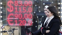 Orang-orang mulai khawatir uangnya di bank tak bisa ditarik. Karena itu, mereka berupaya menarik seluruh uang mereka yang ada di bank. Kepala Eksekutif Micro-Advisory Chris Weafer mengungkapkan, bukan cuma di ATM, antrean juga terjadi di toko makanan. Menurut dia, banyak orang ingin membeli barang untuk persediaan karena adanya pembatasan perdagangan. Masyarakat juga khawatir harga akan naik gila-gilaan karena depresiasi rubel. AP Photo/Pavel Golovkin.