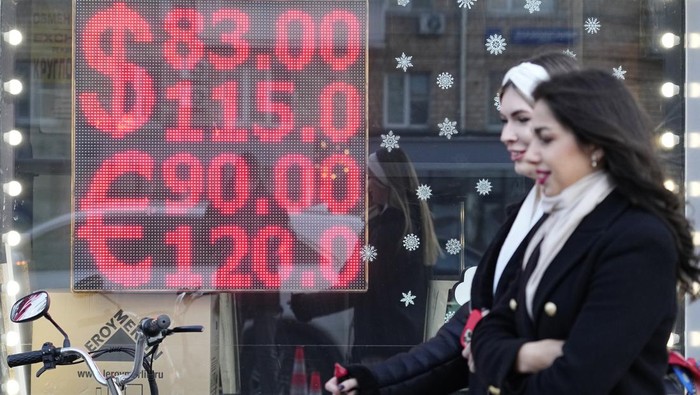 Dampak sanksi ekonomi terhadap Rusia imbas invasi ke Ukraina mulai terasa. Warga Rusia ramai-ramai datangi ATM hingga bank untuk tarik uang sebanyak-banyaknya.