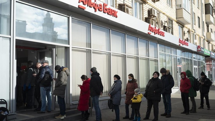 Dampak sanksi ekonomi terhadap Rusia imbas invasi ke Ukraina mulai terasa. Warga Rusia ramai-ramai datangi ATM hingga bank untuk tarik uang sebanyak-banyaknya.