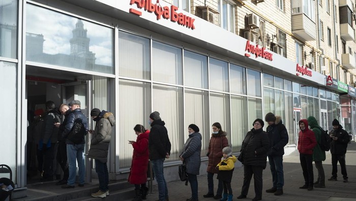 Ini yang Bikin Warga Rusia Panik Serbu ATM-Bank Buat Tarik Uang Dampak sanksi ekonomi terhadap Rusia imbas invasi ke Ukraina mulai terasa. Warga Rusia ramai-ramai datangi ATM hingga bank untuk tarik uang sebanyak-banyaknya.
