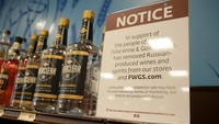 Melansir AP, Pennsylvania memerintahkan penghapusan produk buatan Rusia dari toko-toko minuman beralkohol di wilayahnya imbas invasi Rusia ke Ukraina. AP Photo/Keith Srakocic.  