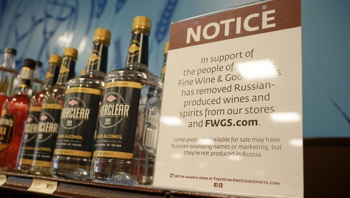 Invasi ke Ukraina Belum Usai, Vodka Rusia Dilarang di AS Pennsylvania memerintahkan penghapusan produk buatan Rusia dari toko minuman keras di wilayahnya. Keputusan itu merupakan buntut dari invasi Rusia ke Ukraina.