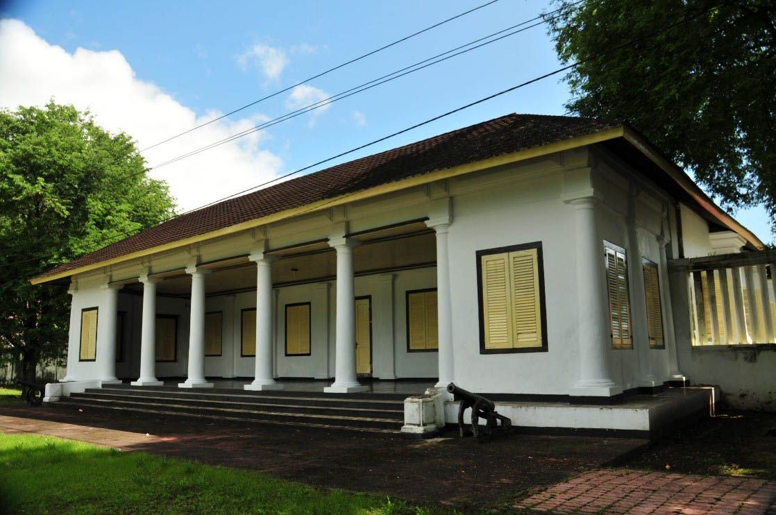 Pemprov Maluku akan merenovasi Istana Mini di Banda Neira. Istana ini rencananya akan ditetapkan sebagai istana Presiden Republik Indonesia.