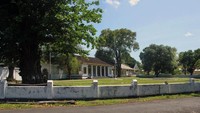 Berdasarkan data Kemdikbud, Kompleks Istana Mini merupakan cagar budaya peninggalan kolonial VOC yang memusatkan pemerintahan di Maluku saat monopoli rempah.