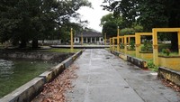 Bangunan ini sangat mirip dengan Istana Negara di Bogor, namun ukurannya lebih kecil. Karena itu disebut sebagai Istana Mini.