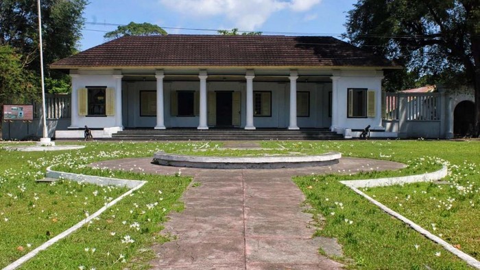 Istana Baru Jokowi di Maluku Pemprov Maluku akan merenovasi Istana Mini di Banda Neira. Istana ini rencananya akan ditetapkan sebagai istana Presiden Republik Indonesia.