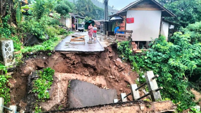Jembatan di Pandeglang putus akibat banjir (dok. Istimewa)