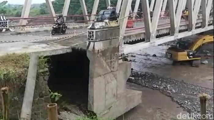 Perbaikan jembatan Sungai Keruh Brebes yang rusak diterjang banjir, Selasa (1/3/2022).