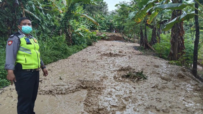 Jl Raya Sawarna, Bayah, tertutup longsor (Dok. Polsek Bayah)
