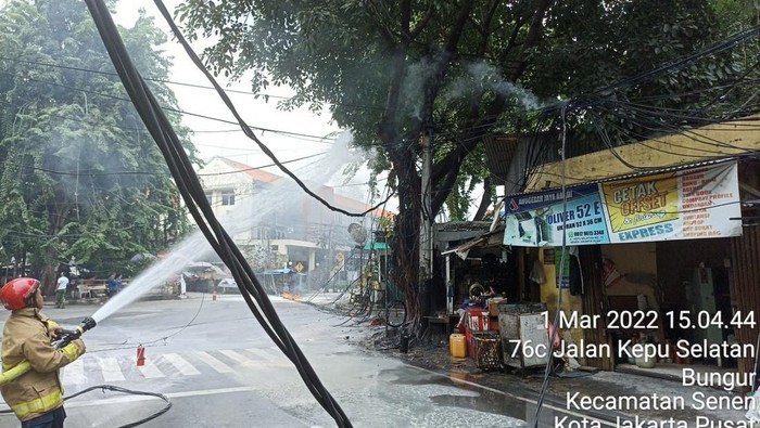 Kabel listrik yang terletak di Pasar Nangka, Jalan Kepu Selatan, Kemayoran, Jakpus, terbakar. Kabel sempat melintang dan menutup jalan. (dok Sudin Gulkarmat Jakpus)