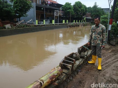 Kades Temulus Suharto saat mengecek Sungai Dawe yang disebutnya dangkal, Selasa (1/3/2022).