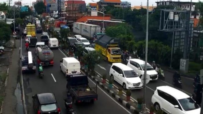 kawasan gunungsari macet dampak demo buruh