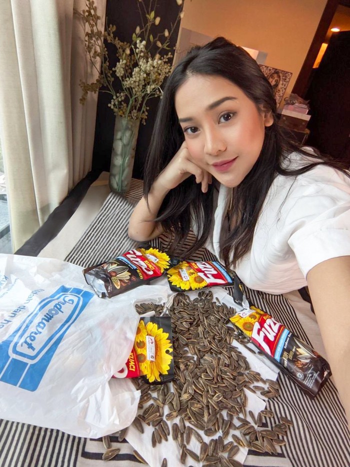 Ketika Anya Geraldine Pamer Makan Nasi 'Banjir' Saus Tomat hingga Pecel Lele