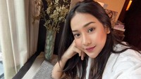 Anya ternyata hobi ngemil kuaci. Ia terlihat sedang pamer foto hamparan kuaci. Ada yang mau makan kuaci bareng aku gak? tanyanya pada followers.