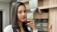 Ternyata tak hanya mengeluh dan curhat, di Twitter Anya juga sering membagikan momen-momen random dalam hal kulineran. Ia terlihat senang berbagi foto makanan.