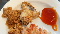 Salah satunya adalah makanan favorit Anya. Ia bilang fried chicken KFC terasa sangat enak saat dinikmati bersama nasi putih yang diolesi banyak saus tomat. Jangan lupa sisain kulit, katanya.