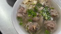 Tak kalah random, Anya pernah menyandingkan fotonya yang sedang berkuda dengan foto semangkuk bakso. Ternyata ia ngidam makan bakso setelah lelah latihan berkuda!