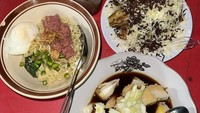 Siapa bilang Anya tak suka makanan sederhana? Di warkop, ia nongkrong sambil ditemani Indomie kornet, pisang bakar, hingga pempek. Wah, lengkap ya!