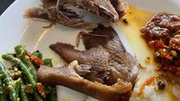Ada yang mau kulit gak? tanya Anya sambil mengunggah foto nasi, bebek goreng, dan tumis kacang panjang. Tak lupa ia menambahkan banyak sambal agar makin nikmat.