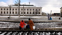 Sejumlah negara pun menjadi tujuan para pencari suaka dari Ukraina ini, salah satunya adalah Polandia. (REUTERS/THOMAS PETER) 