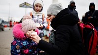 Dibayangi ketakutan dan ketidakpastian, warga Ukraina meninggalkan negaranya yang kini tengah menghadapi serangan Rusia. (REUTERS/YARA NARDI).