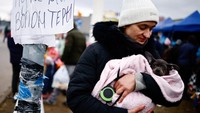 Di sisi lain, pertemuan perdana antara Rusia dengan Ukraina di perbatasan Belarusia membahas soal gencatan senjata telah berakhir. Kedua pihak memutuskan kembali ke ibu kota mereka untuk berkonsultasi. Dilansir CNN, Selasa (1/3/2022) kedua pihak sepakat untuk melakukan perundingan negosiasi kedua. Guna mengembangkan tuntutan utama Ukraina soal gencatan senjata. (REUTERS/YARA NARDI).