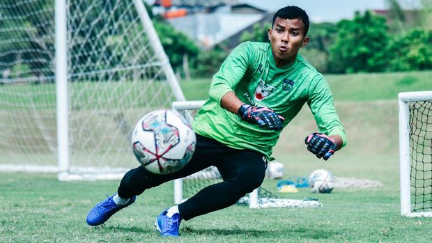 Kiper Persib Teja Paku Alam.