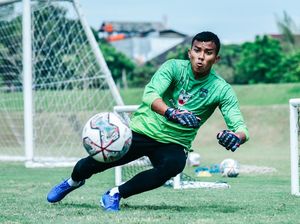 Kabar Buruk! Cedera Patah Jari Dera Kiper Persib Teja Paku Alam