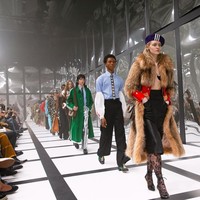 Gucci mengejutkan para konsumen loyalnya dengan meluncurkan koleksi kolaborasi bersama adidas pada Maret 2022. Perkawinan estetika desain Gucci yang maksimalis di bawah arahan desainer Alessandro Michele dengan DNA adidas sebagai merek pakaian dan perlengkapan olahraga membuahkan koleksi yang unik. Lebih lanjut tentang detail dari koleksi tersebut ada di sini. (Foto: Dok. Gucci)