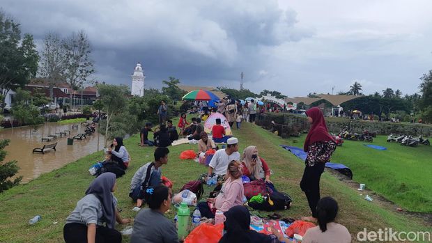 Korban banjir mengungsi di reruntuhan Keraton Surosowan di Kawasan Banten Lama, Kasemen, Kota Serang