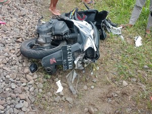 Main HP Sambil Berkendara, Biker Tewas Tabrak KA Dhoho Penataran
