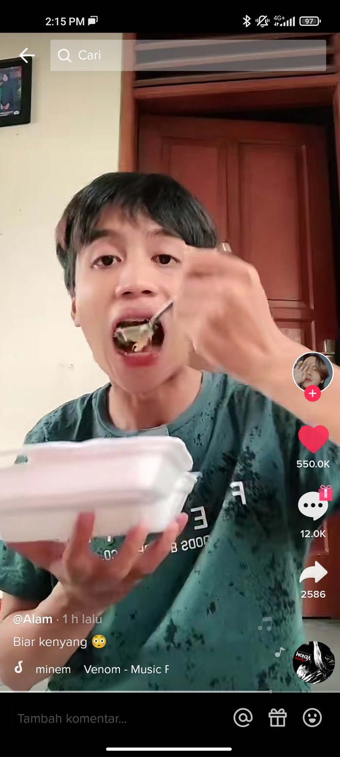 Makin Nyeleneh, Pria Ini Makan Bubur Pakai Nasi