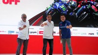 Direktur Utama Indonesia Tourism Development Corporation (ITDC) Abdulbar M. Mansoer (tengah), Direktur Utama Mandalika Grand Prix Association (MGPA) Priandhi Satria (kiri), dan Wakil Direktur Utama MGPA Cahyadi Wanda (kanan) berbincang di sela acara kick off Mandalika GP Hub di Epicentrum Walk, Jakarta.