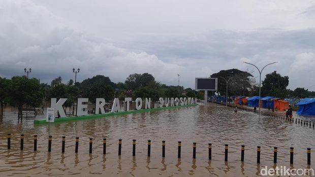 Masjid Agung Banten terdampak banjir akibat meluapnya Sungai Cibanten (Bahtiar R/detikcom)