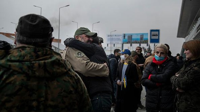 Bandara Internasional Tbilisi ramai didatangi warga Georgia. Mereka merupakan relawan sipil yang akan menyeberang Ukraina untuk bantu negara itu melawan Rusia.