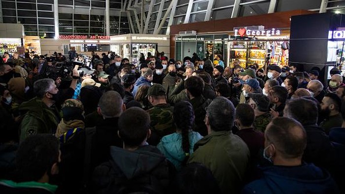 Mau Bantu Ukraina Perangi Rusia, Warga Georgia Serbu Bandara Bandara Internasional Tbilisi ramai didatangi warga Georgia. Mereka merupakan relawan sipil yang akan menyeberang Ukraina untuk bantu negara itu melawan Rusia.