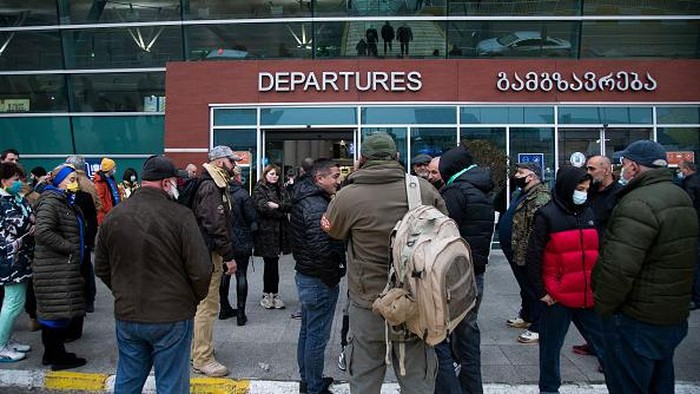 Bandara Internasional Tbilisi ramai didatangi warga Georgia. Mereka merupakan relawan sipil yang akan menyeberang Ukraina untuk bantu negara itu melawan Rusia.