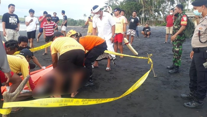 Mayat tanpa identitas ditemukan di Pantai Mengening Bali. (Dok. Polres Badung)
