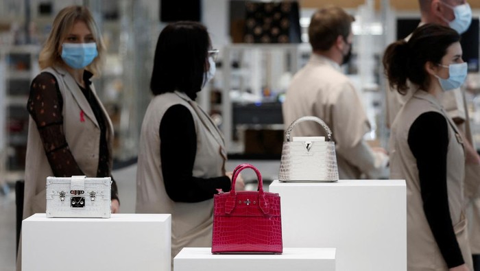 Melihat Kesibukan Bengkel Tas Kulit Louis Vuitton An employee works in a workshop at the Atelier Louis Vuitton in Vendome, France, February 22, 2022. REUTERS/Benoit Tessier