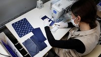 Seorang karyawan bekerja di Atelier Louis Vuitton di Vendome, Prancis.