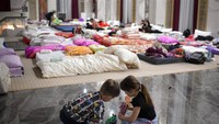 Anak-anak bermain di sebuah tempat penampungan pengungsi di Rumania, Sabtu (26/2/2022).  (AP Photo/Andreea Alexandru)