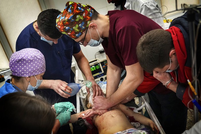 Menyelamatkan Anak-anak Tak Berdosa di Ukraina Anak-anak menjadi kelompok rentan dalam gelombang perang Ukraina. Harus diselamatkan demi masa depan. Berikut secuplik wajah pengungsi anak-anak dalam konflik Ukraina.