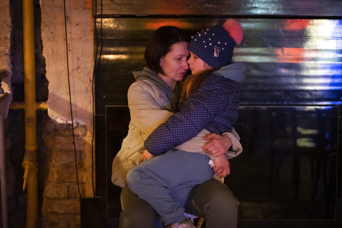 Menyelamatkan Anak-anak Tak Berdosa di Ukraina Anak-anak menjadi kelompok rentan dalam gelombang perang Ukraina. Harus diselamatkan demi masa depan. Berikut secuplik wajah pengungsi anak-anak dalam konflik Ukraina.