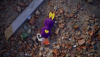 Boneka mainan terlihat di antara puing-puing gedung apartemen yang rusak akibat serangan roket, di Kyiv, Ukraina, Sabtu, (26/2/2022).  (AP Photo/Emilio Morenatti)