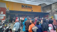 Stok yang langka membuat warga rela antre sejak pagi demi mendapatkan minyak goreng.