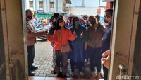 Supervisor Borma Toserba Cibaduyut Asep (44) mengatakan masyarakat di daerah tersebut sejak beberapa pekan lalu selalu mengantre demi mendapatkan minyak goreng.
