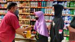 Minyak Goreng Masih Langka, Warga Cibaduyut Rela Antre Sejak Pagi